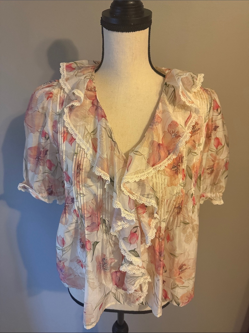 Lucky & Coco Pink Floral Ruffle Pintuck Blouse. Size medium